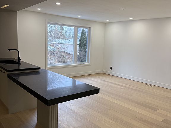 4th image of 189 Lloyd Ave
