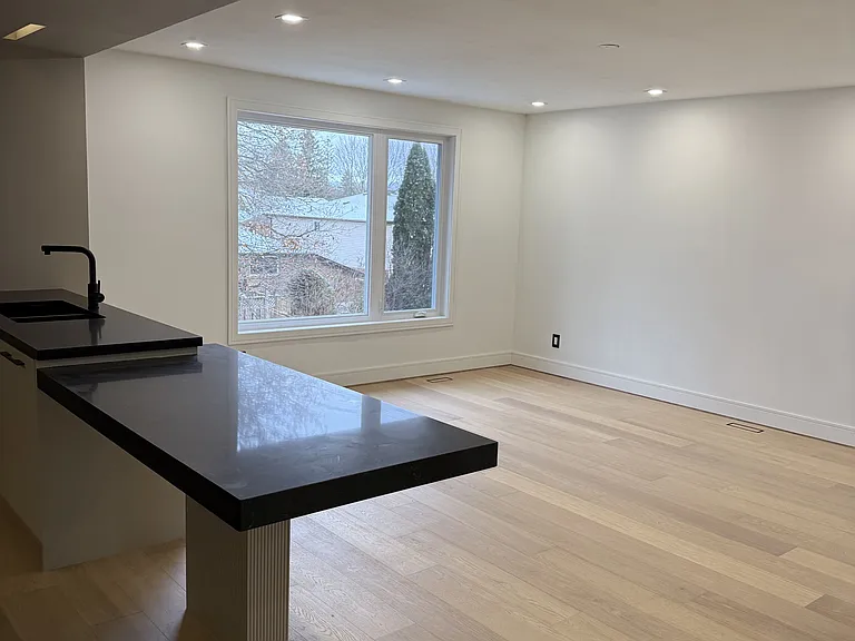 189 Lloyd Ave #MAIN FLOOR — Photo 4