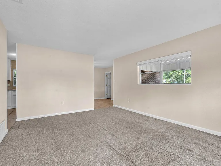 385 Lincoln Ave — Photo 7