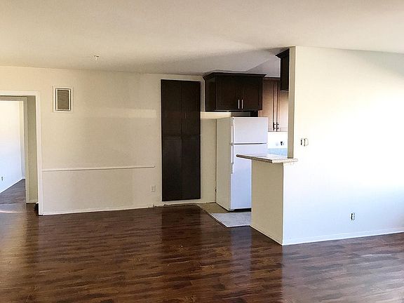 2nd image of 13833 Oxnard St APT 11