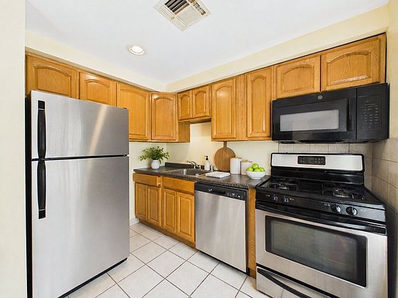 5th image of 1619 Green St APT 3R