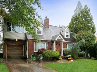 11 Avon Rd, Hewlett, NY 11557