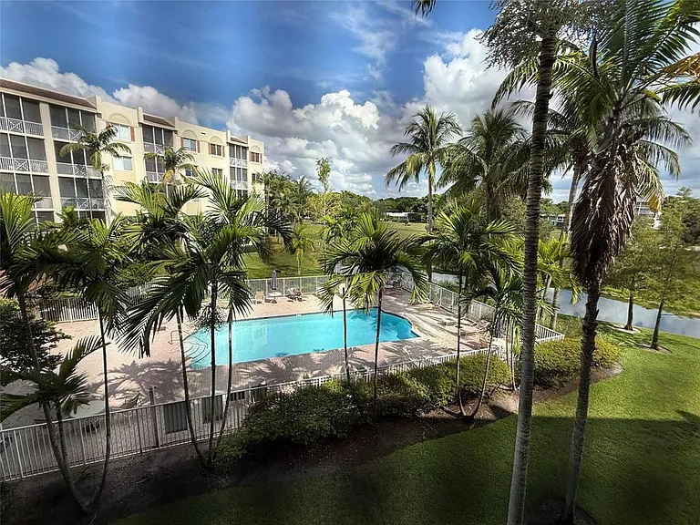 3500 Oaks Clubhouse Dr #303 — Photo 2
