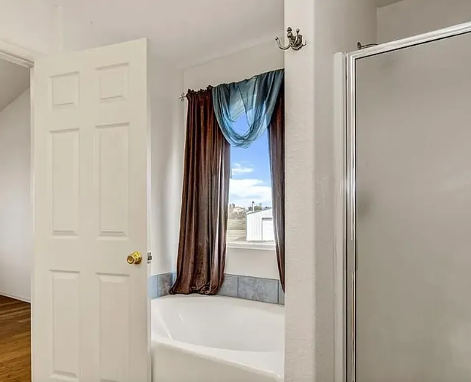 4 bed, 3198 sqft, $3,300 — Photo 4