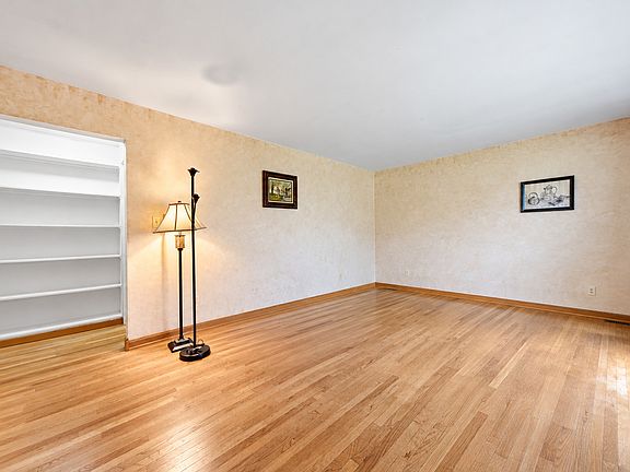 3rd image of 129 Oakview Dr