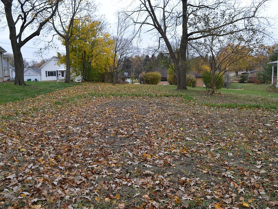 2nd image of 208 E 20th Ct