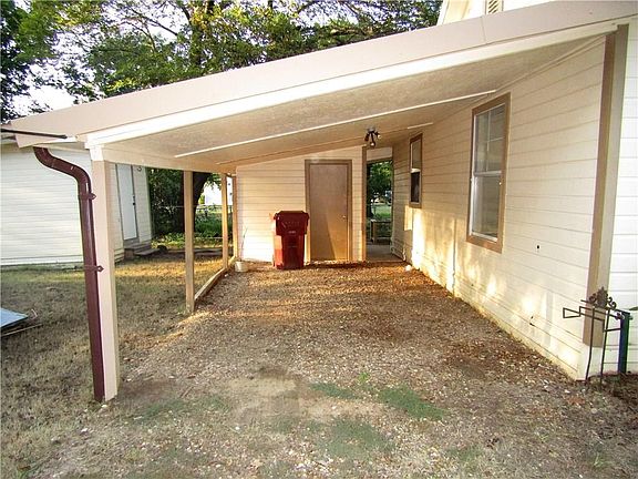 4th image of 610 E 15th St