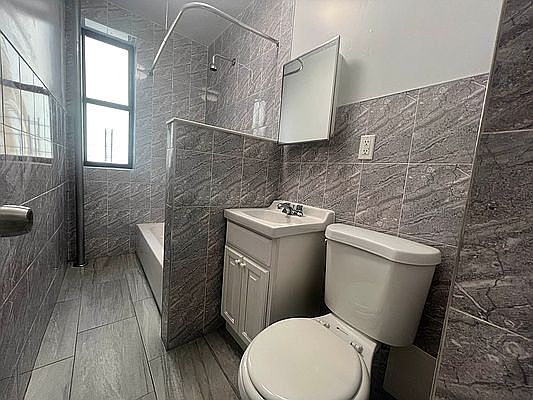 5th image of 1124 Stratford Ave APT 2G