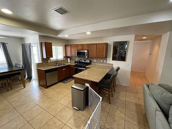 3rd image of 72147 Sunnyslope Dr