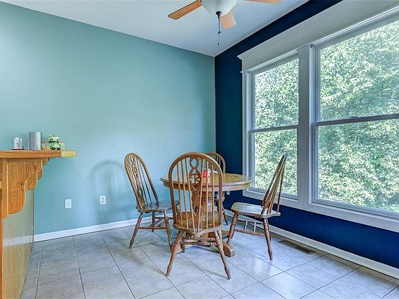 4th image of 811 Redbud Dr