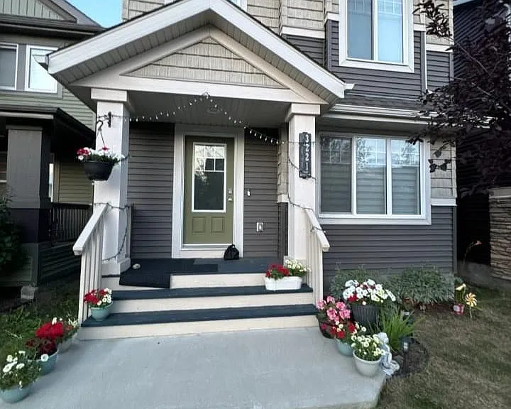 3221 Cherry Cres SW — Photo 1