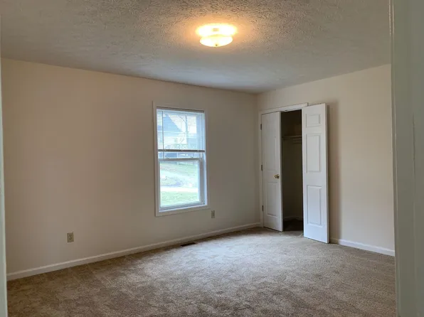 1050 Long St, Christiansburg, VA 24073