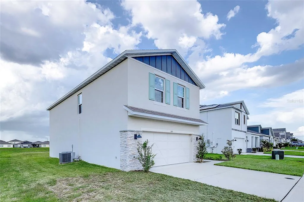4 bed, 2.5 bath, 2260 sqft, $2,500 — Photo 2