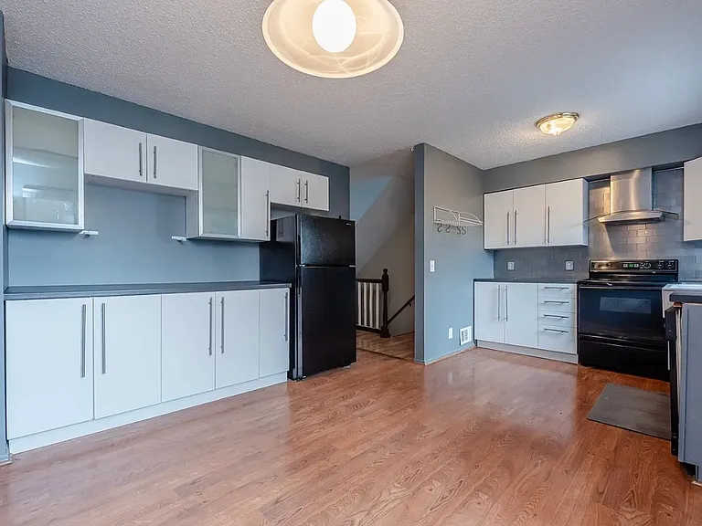 16 Surrey Hill Way — Photo 2