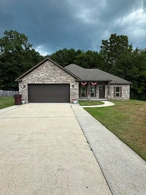 3 bed, 2.0 bath, 1665 sqft, $2,300 — Photo 1