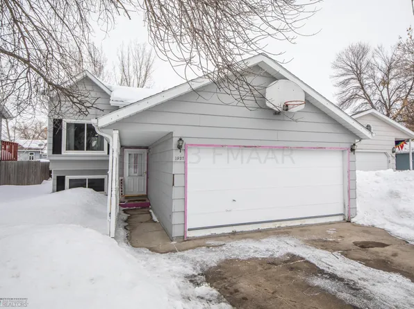 1927 54th Ave S, Fargo, ND 58104