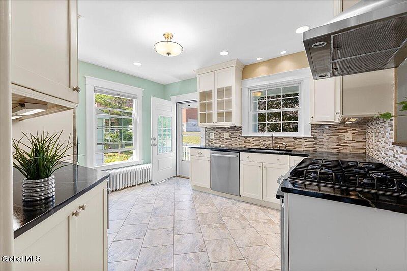 5th image of 19 Amherst Avenue