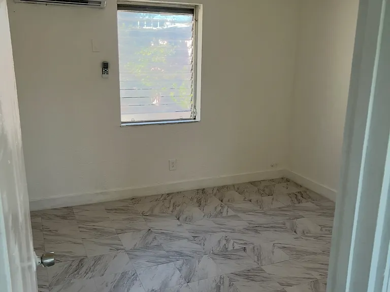 975 NW 5th St #8 — Photo 6