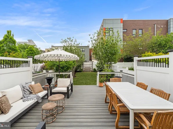 517 Carpenter St, Philadelphia, PA 19147