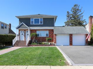 47 Manhattan Ave, Westbury, NY 11590
