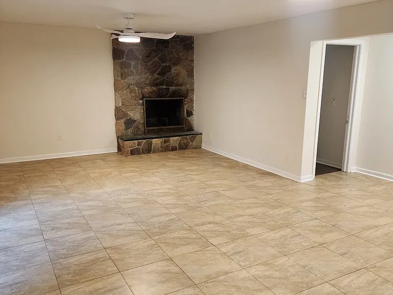 301 Douglas Dr — Photo 7