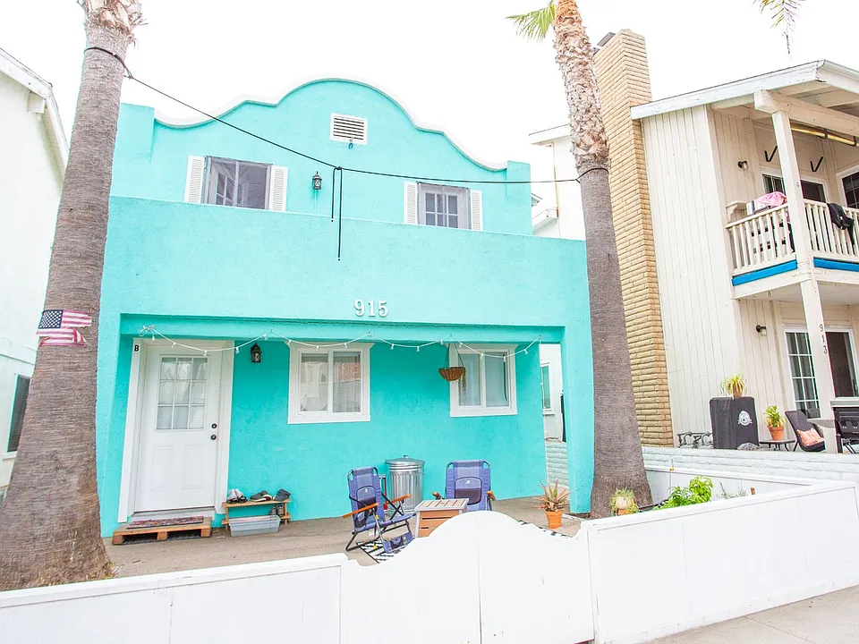 915 E Balboa Blvd