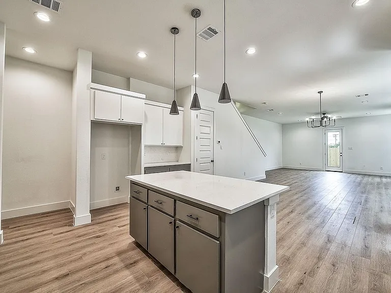 1632 Davis Ave — Photo 4