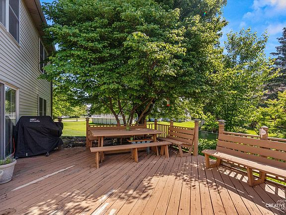 4th image of 158 Edgewater Ln