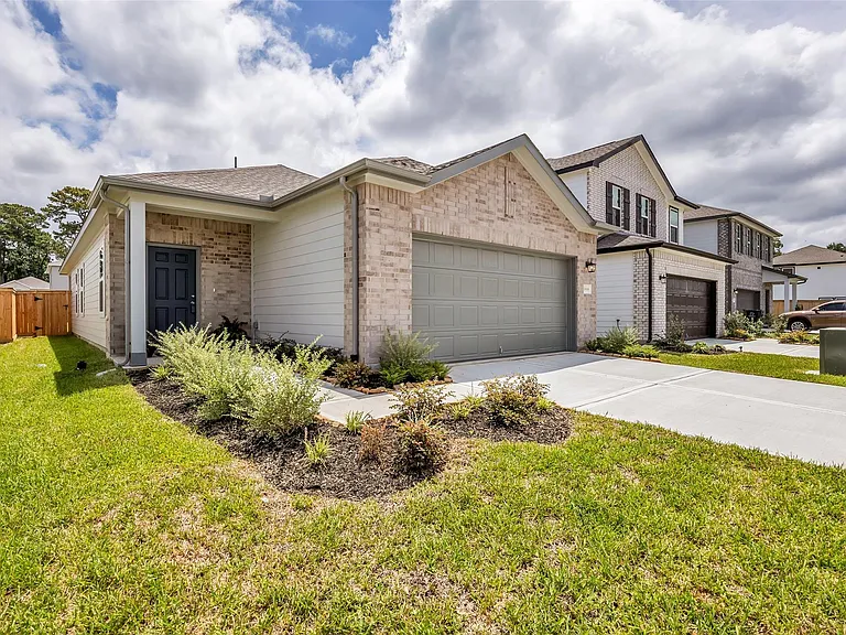 18669 Shauna Danielle Dr — Photo 1