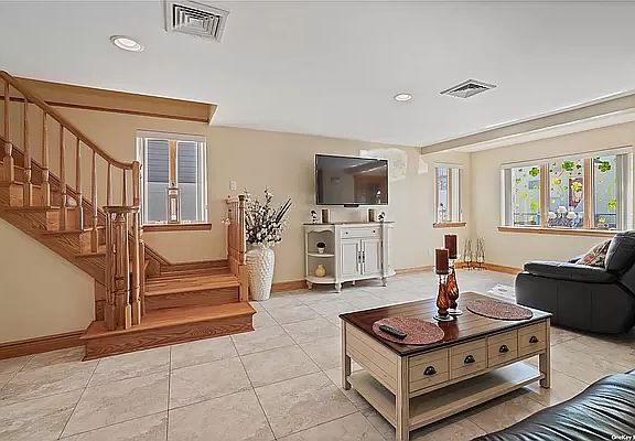 5th image of 102-29 Lockwood Ct