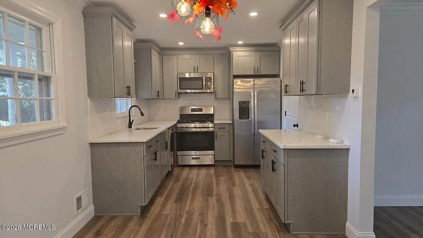 3 bed, 1.5 bath, 1127 sqft, $2,900 — Photo 3