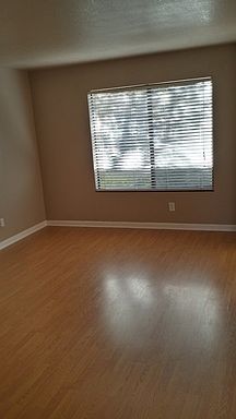 1st image of 407 Del Valle Cir