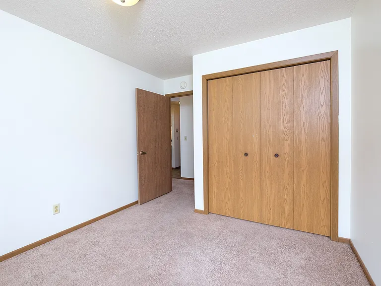 Fargo, ND Carlton Place Apartments | Bedroom