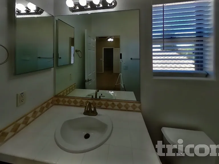 10208 W Wier Ave — Photo 9