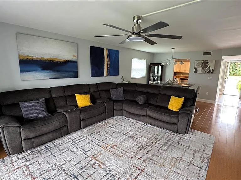 600 Valley Stream Dr #F6 — Photo 2