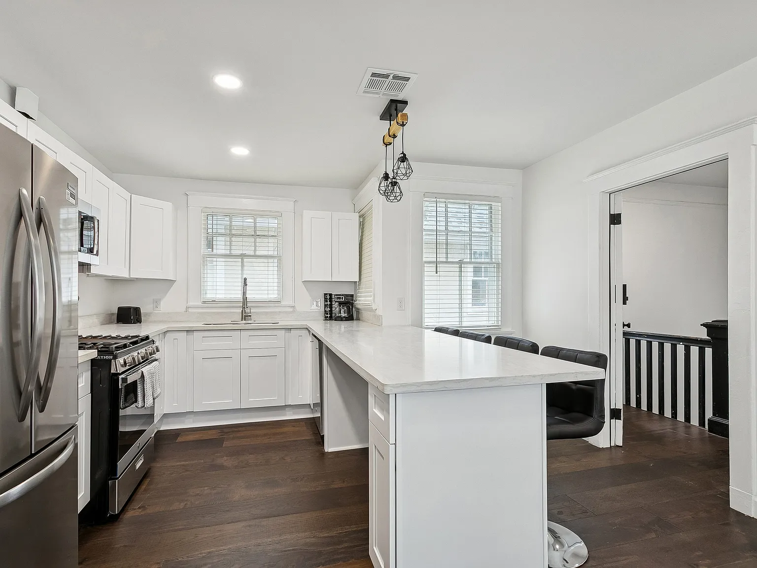 3 bed, 1076 sqft, $4,200 — Photo 4