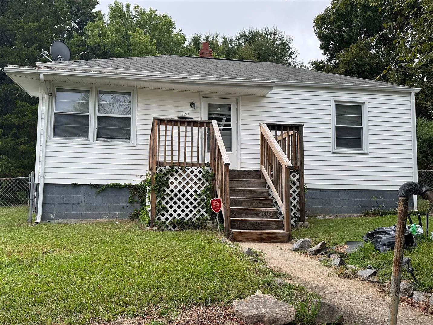 3 bed, 1.0 bath, 914 sqft, $1,263 — Photo 1