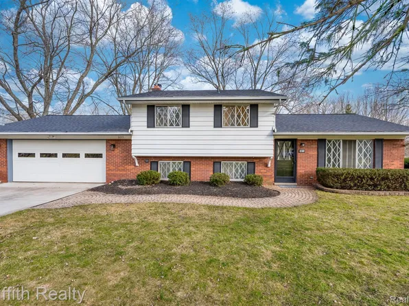 3055 Moraine Dr, Brighton, MI 48114
