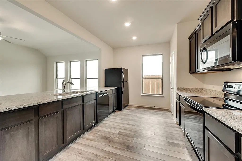 4 bed, 1803 sqft, $2,295 — Photo 2