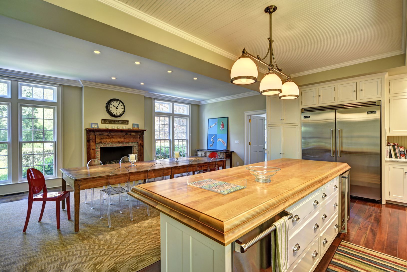  Oversized Eat-In Kitchen With Gas Fireplace