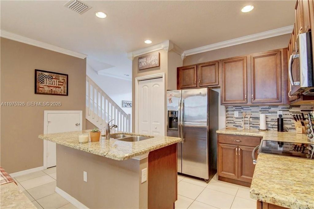 1071 NW 33rd Ct, photo 3