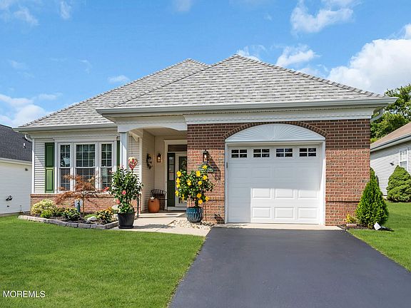 3rd image of 6 Gardenways Court