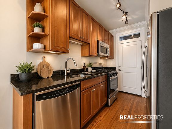 3rd image of 740 W Addison St #1c70041b6