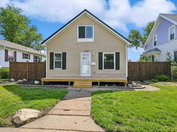 1127 10th St NW, Cedar Rapids, IA 52405