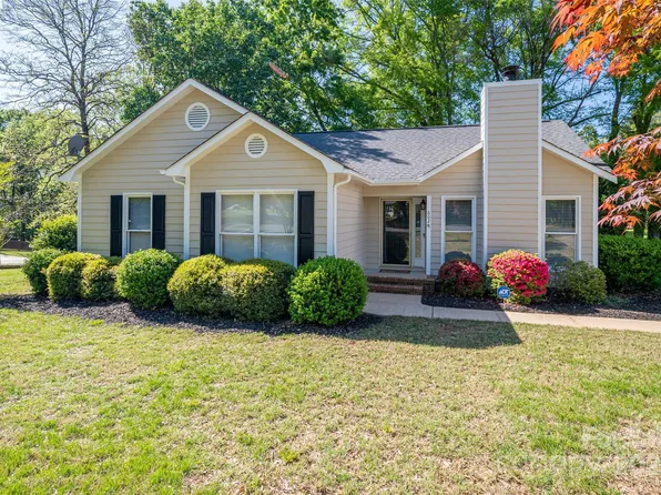 602 S Church St, Lowell, NC 28098