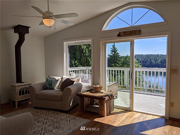 3rd image of 410 E Vineyard Dr