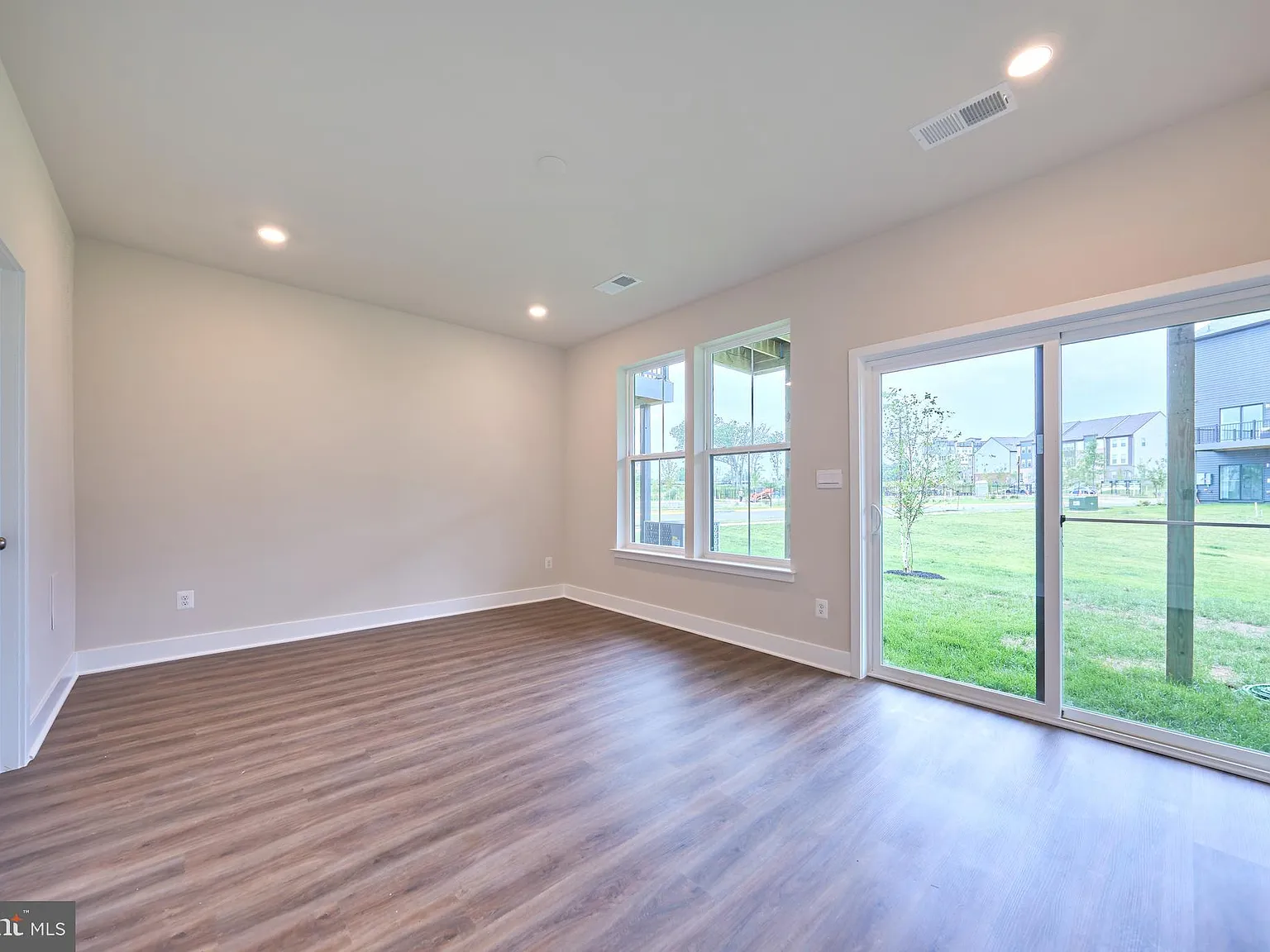 4 bed, 3.5 bath, 2227 sqft, $3,600 — Photo 3