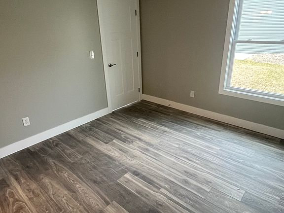 4th image of 302 Kensington Dr