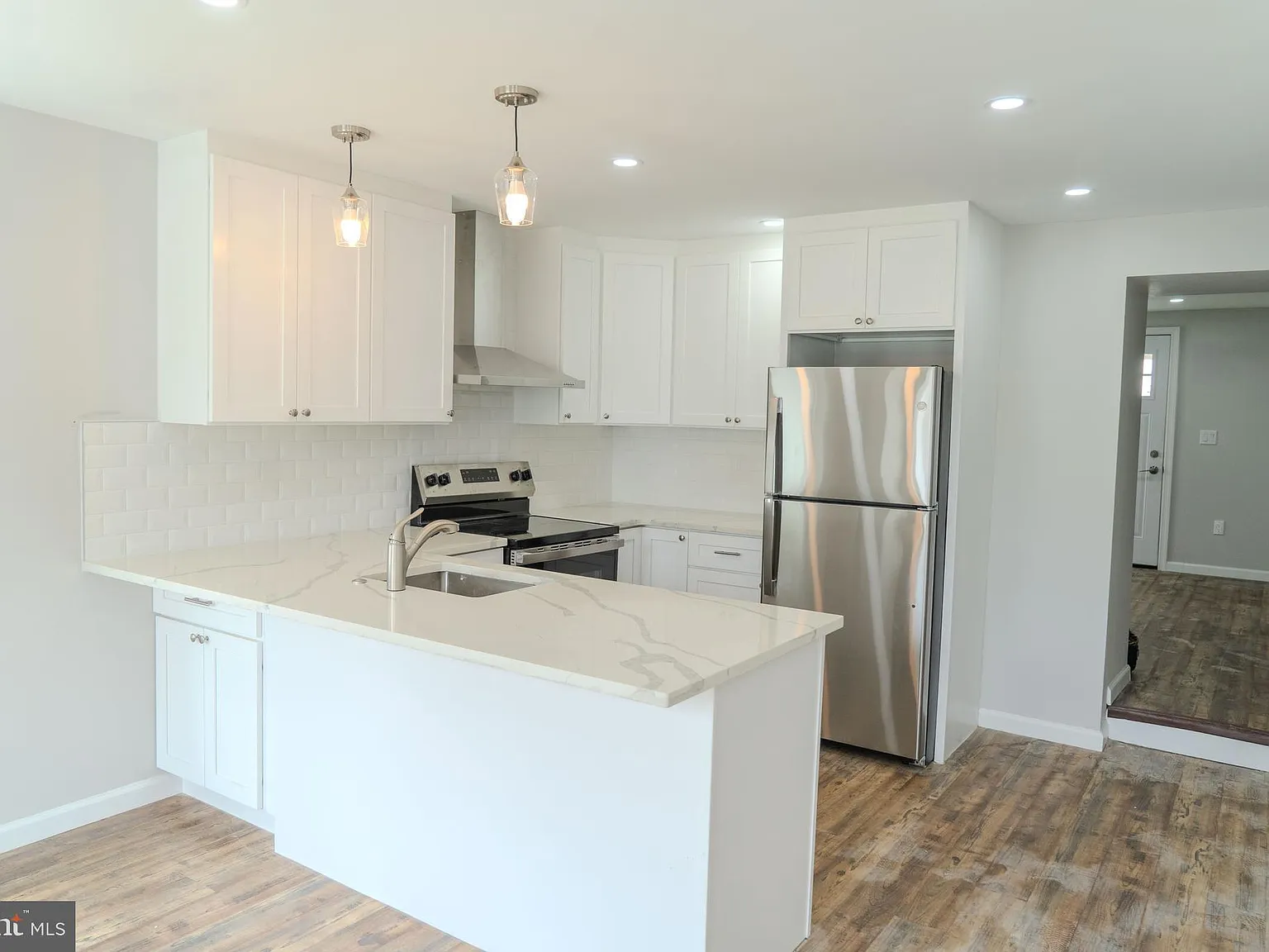 3 bed, 1.5 bath, 2747 sqft, $3,000 — Photo 4