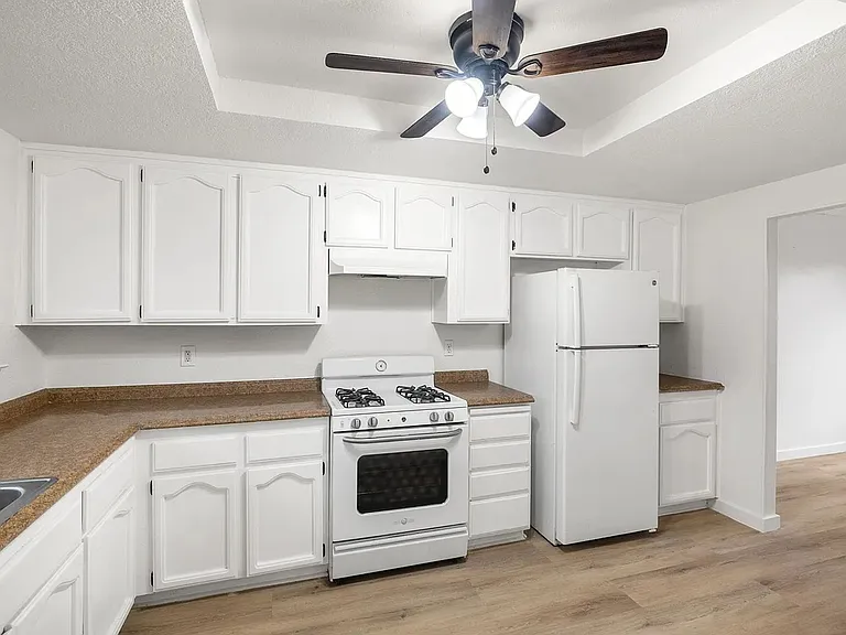 995 Matthew Ct — Photo 2